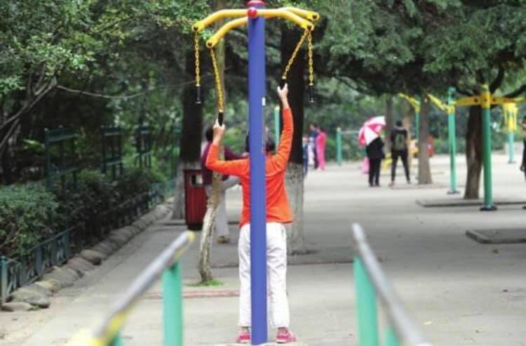 中国の公園に備え付けの健康遊具(器具?)について